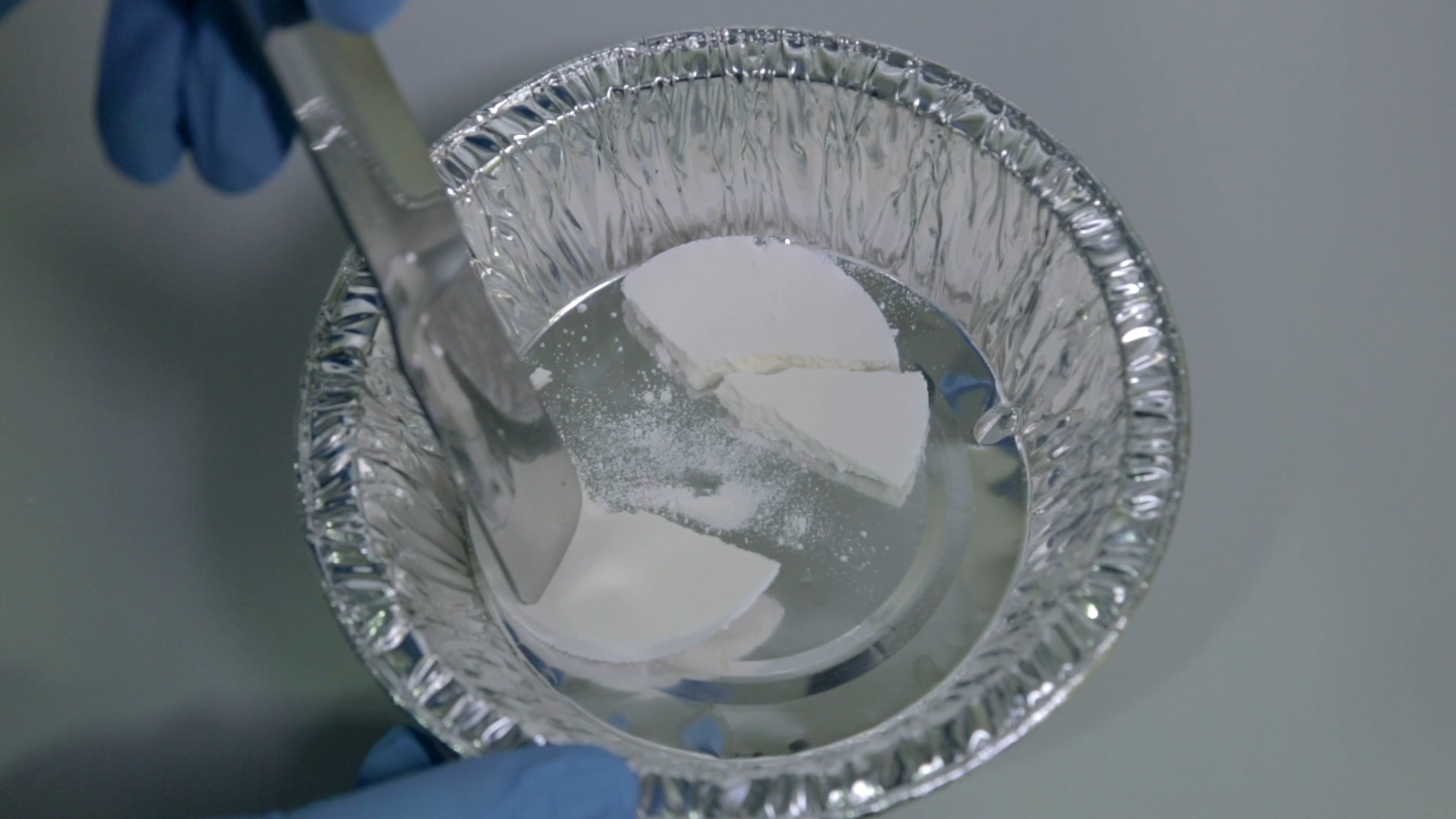 Quantifying powder caking using the FT4 Powder Rheometer